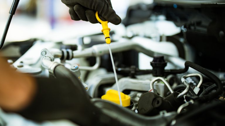 Co ile wymieniać olej w IVECO Daily i samochodzie ciężarowym? Objawy i skutki zaniedbań